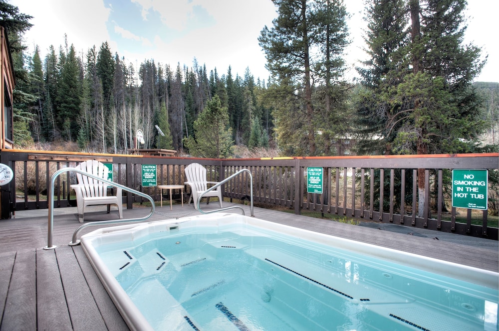 Perfect Mountain Retreat/3br -fireplace, Kids Ski Free 3 Bedroom Condo by RedAwning