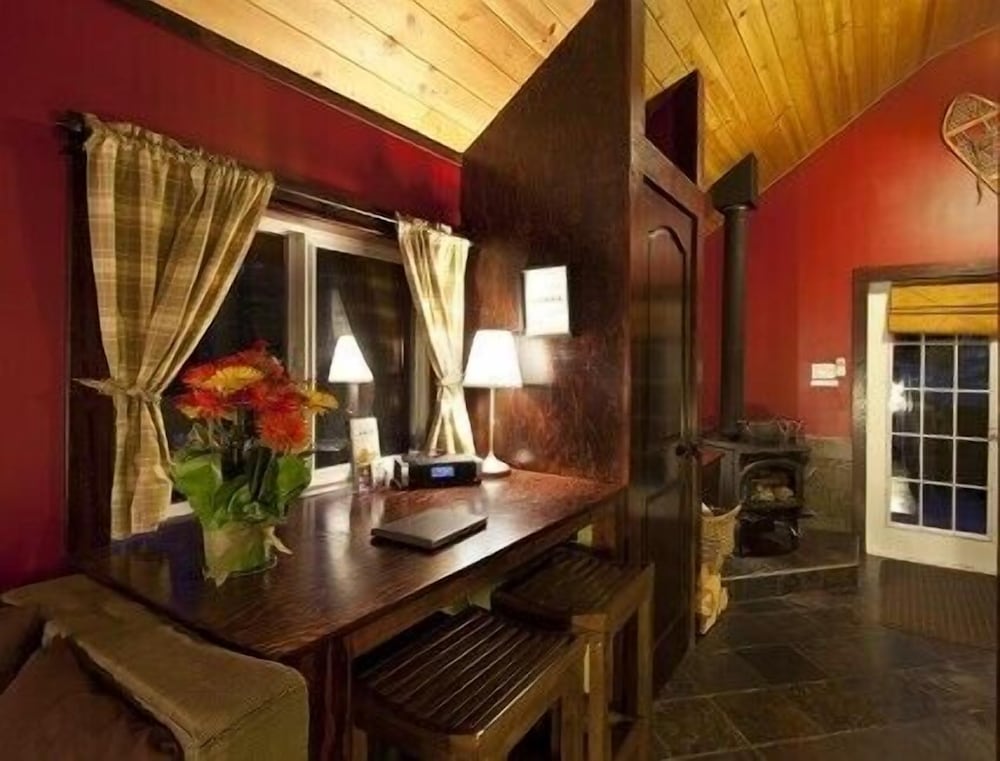 Cedar House Restaurant & Chalets