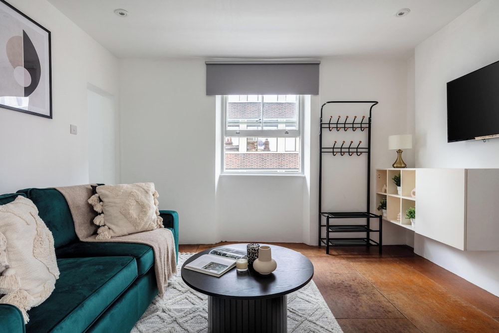 Chic 1BR by Goodge Street Station
