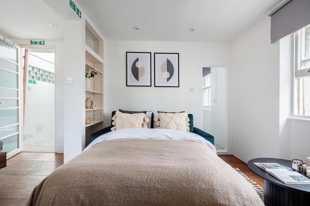 Chic 1BR by Goodge Street Station