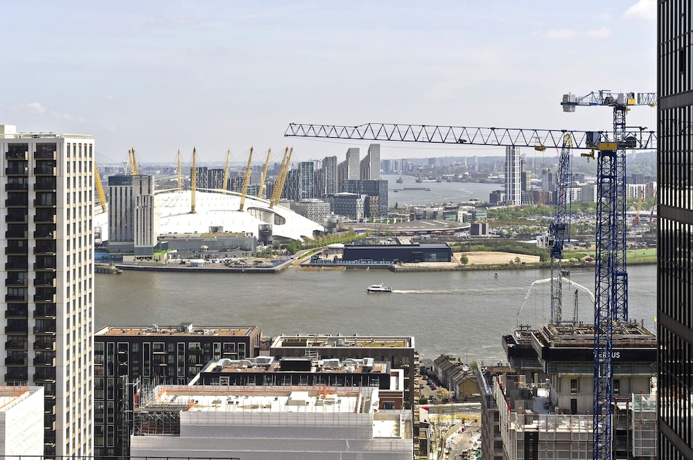 Luxury Waterfront Studio in Canary Wharf by Underthedoormat