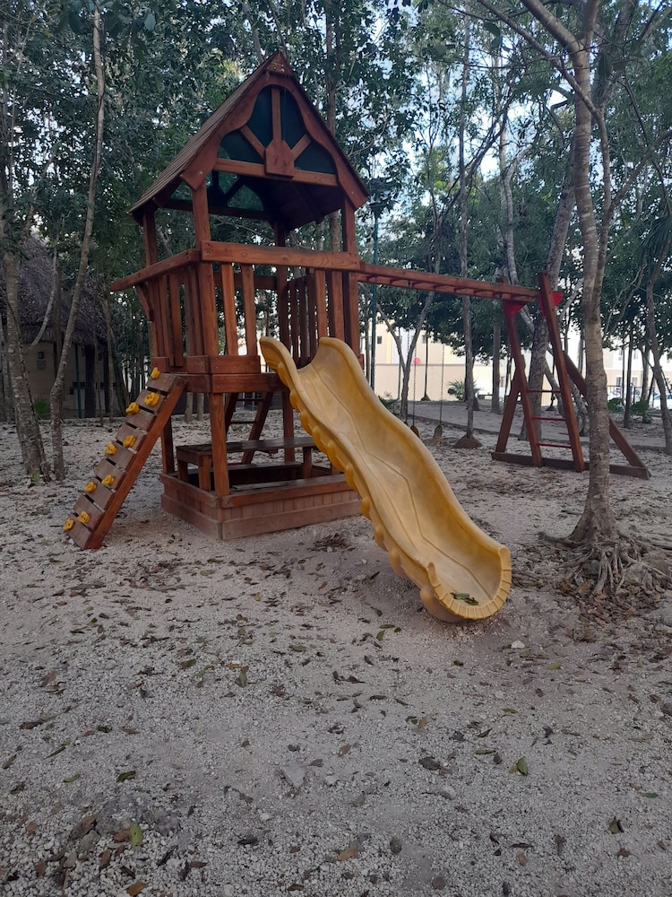 Devoted Hoestel in Cancun With Equipped Kitchen, Pool, Close to Beaches & More!