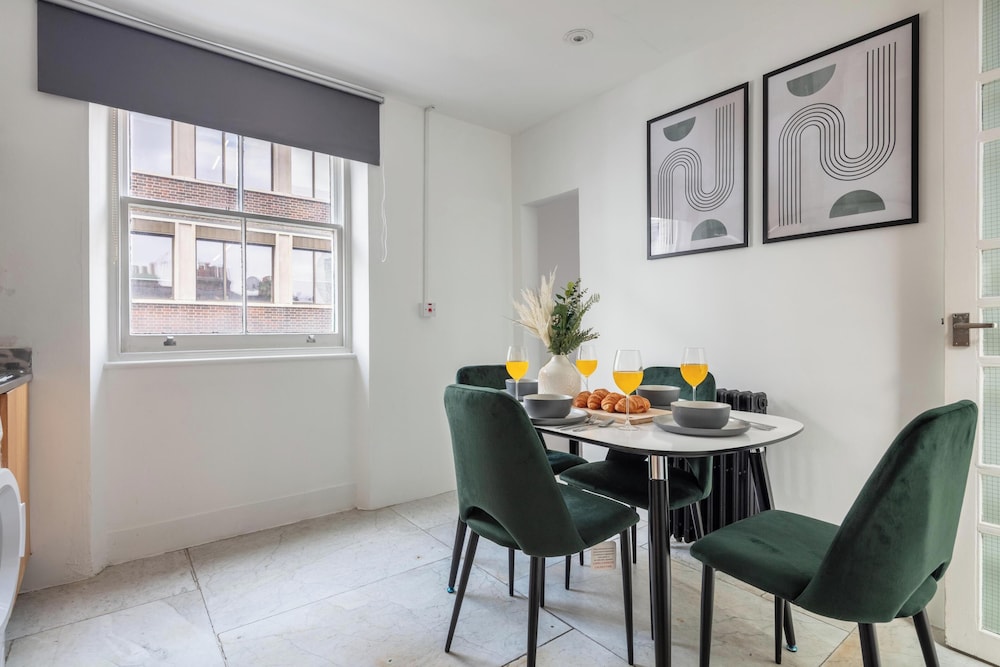 Chic 1BR by Goodge Street Station