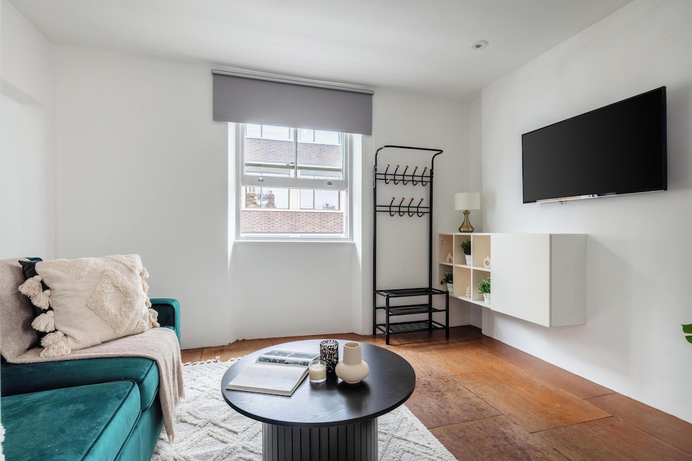 Chic 1BR by Goodge Street Station