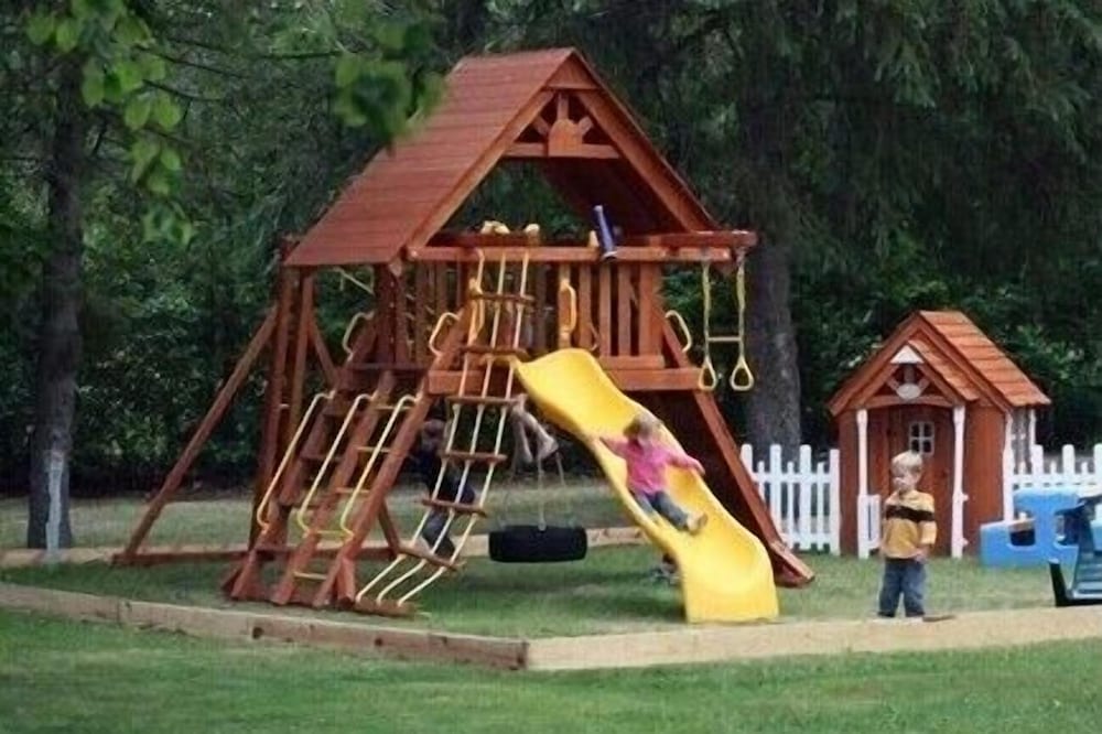 Hotel #8 - Mackinac Point 1 Bedroom Cabin by RedAwning - Image 1