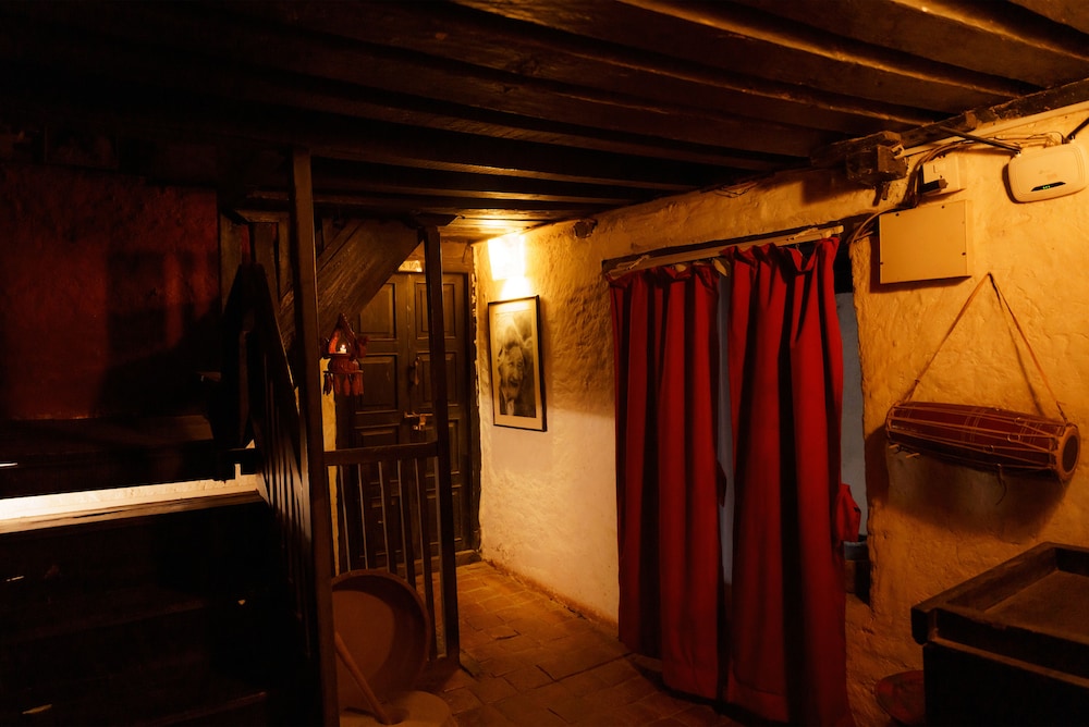 Hira Guest House
