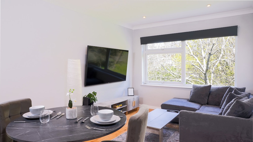 Apartmentsleeps3-balcony-valleyview-parking