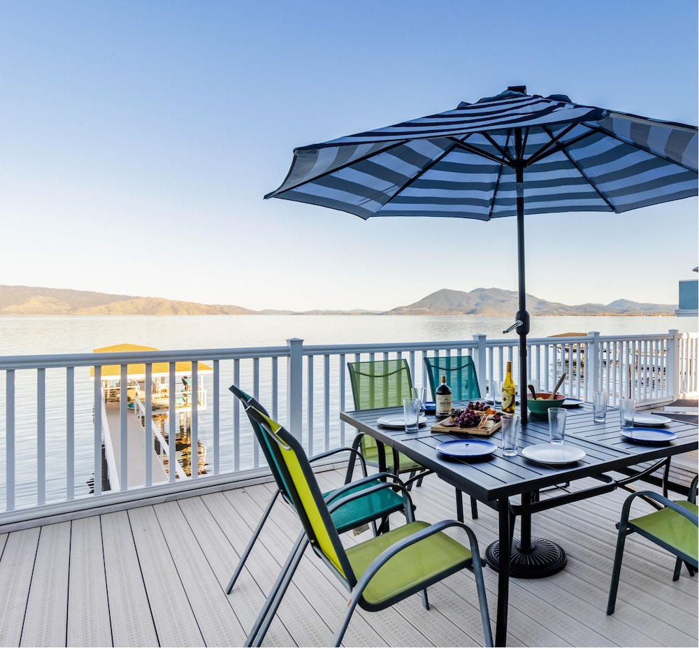 Waterfront Home - Private Dock Pickleball Bbq 4 Bedroom Home