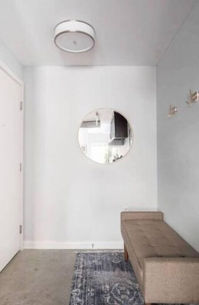 CozySuites TWO Bold Apts Monument Cir. view 5