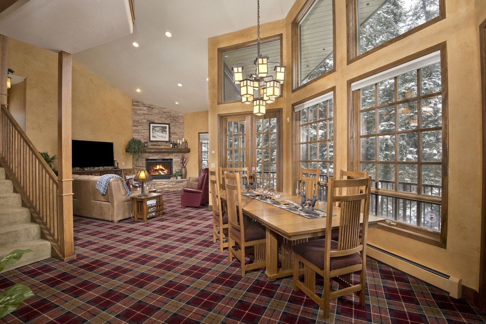 Alpine Creek #6 4 Bedroom Home by RedAwning