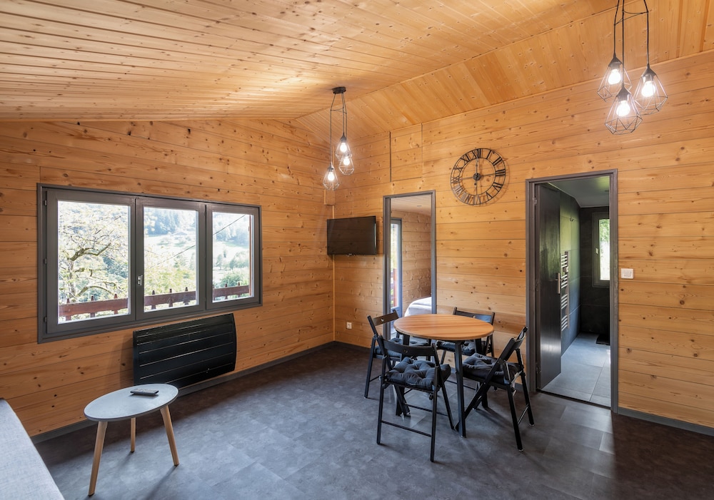 Chalet du Faubourg & Jacuzzi privatif view 2