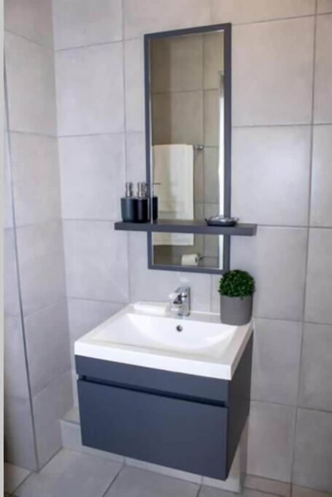Contemporary Spacious & Comfortable Apartment view 3