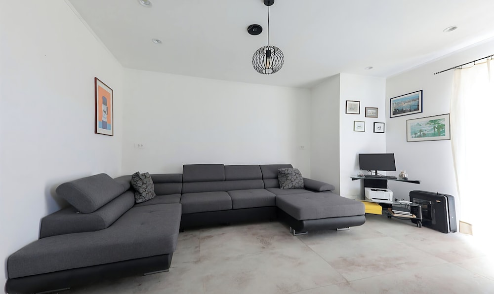 Villa Gariful - Sleeps 10 - Pool - Hottub - Petsok