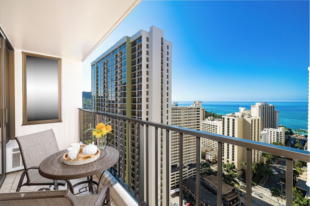 High Floor Ocean View Condo (King Bed and Parking): balance & terrace photo