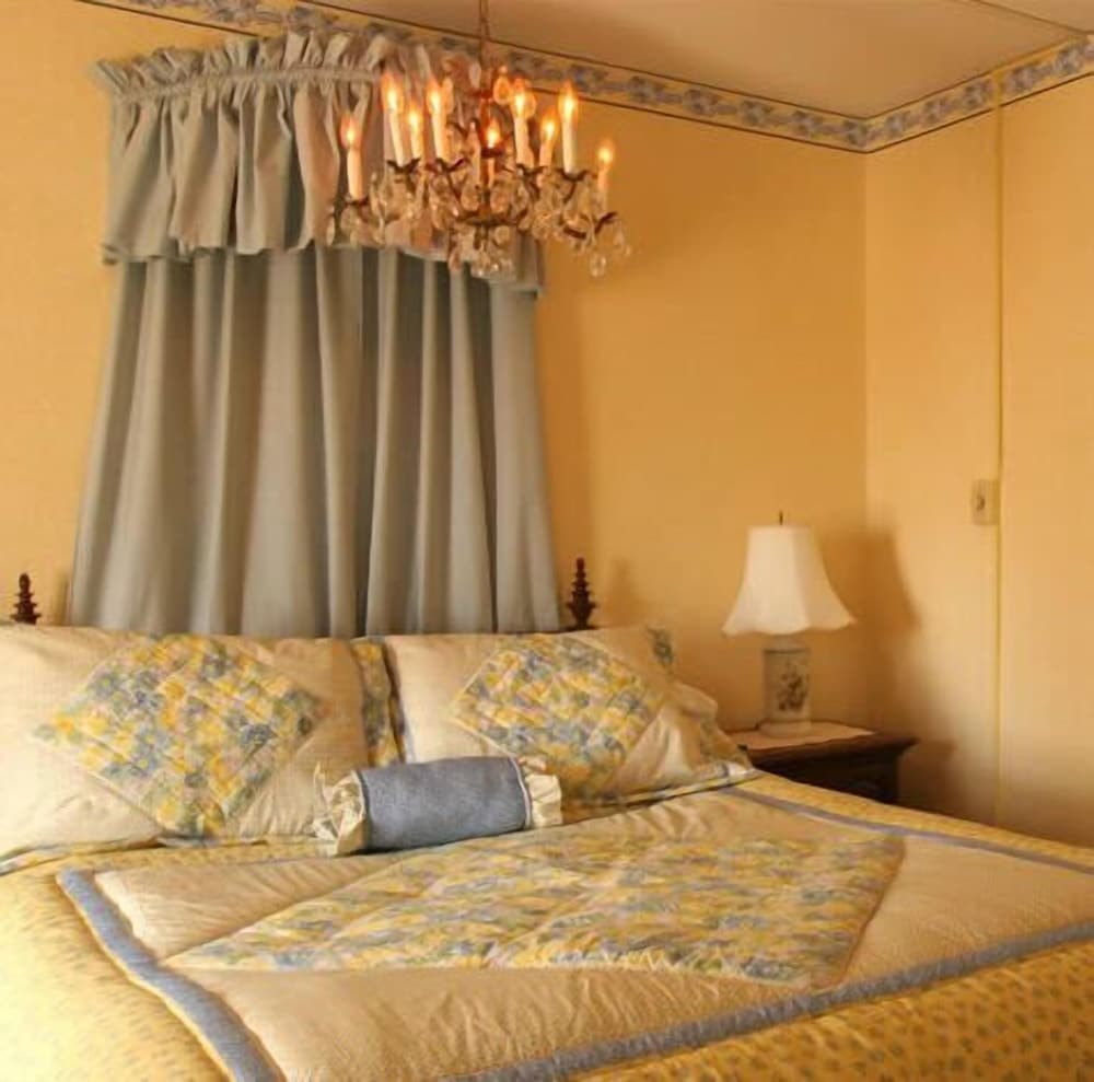 Crestmont Inn