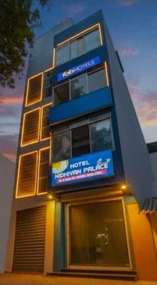 Hotel Nidhivan Palace