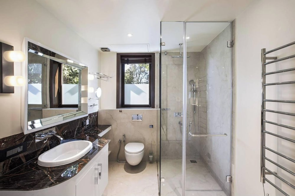 An Extravagant Pushp Villa Overlooking the Ganges