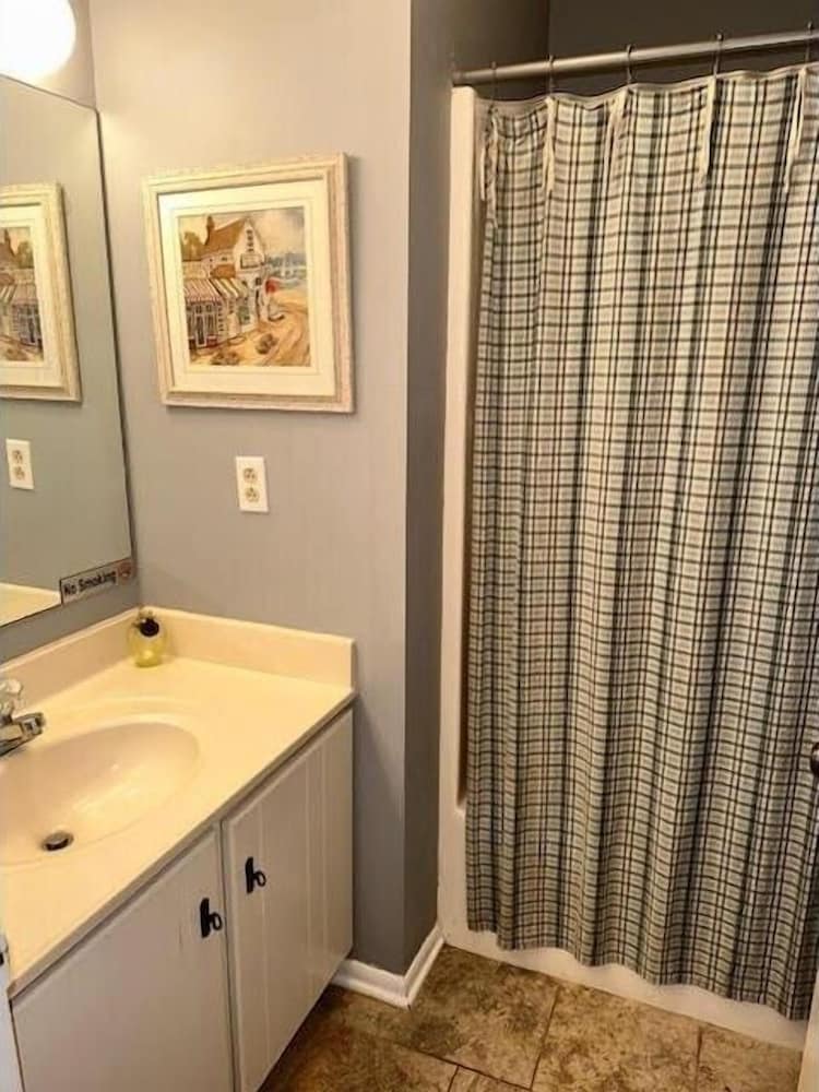 Sea Grove 2 Bedroom Condo by Redawning