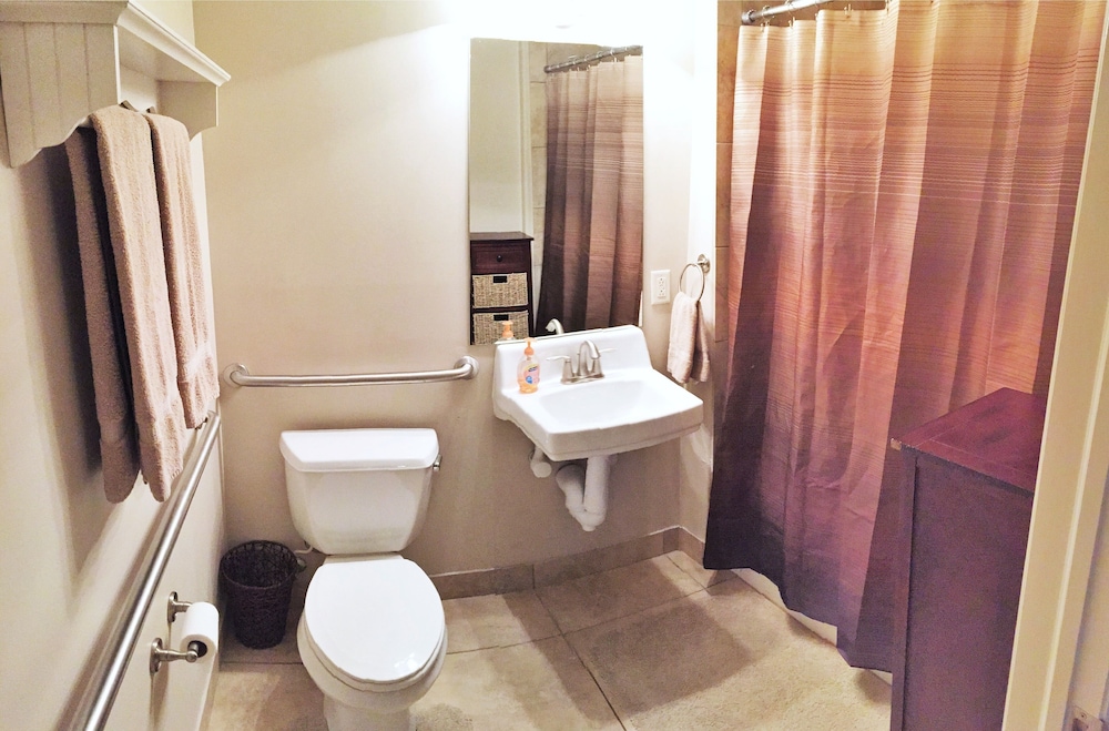 Modern 3BR Condo Near Convention Center