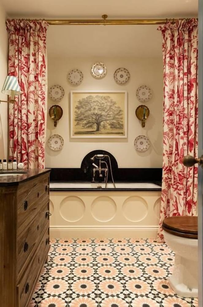 Porchester Square VI by Onefinestay