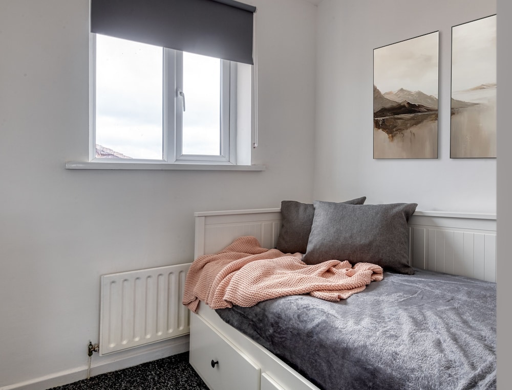 Lovely 3-bed Cosy House in Greater Manchester view 4