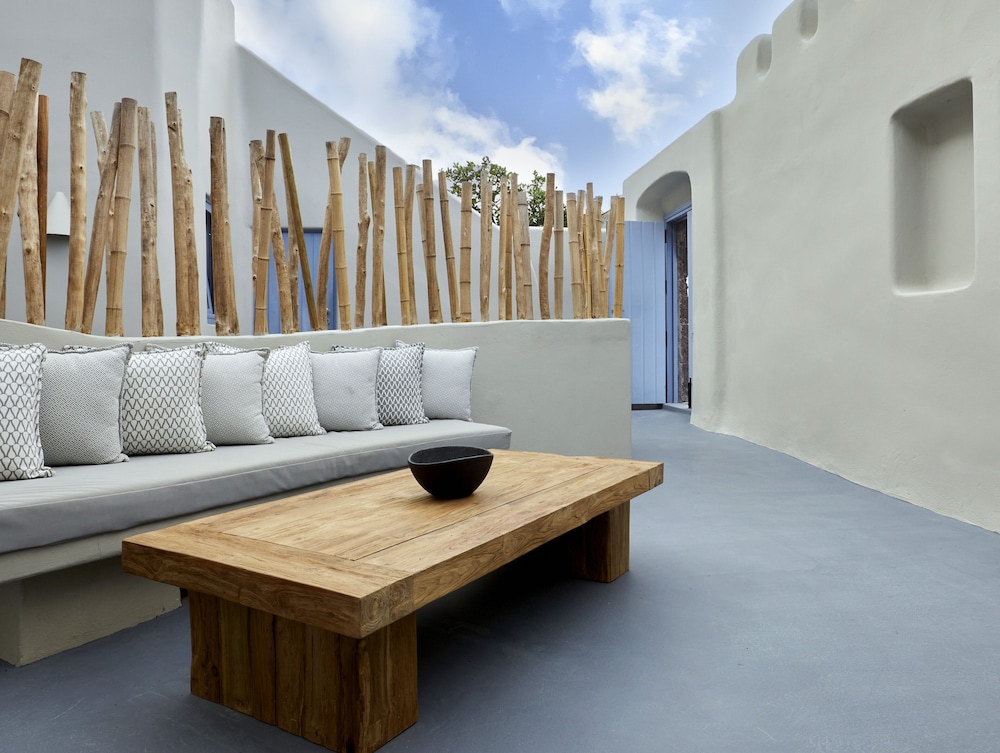 Luna Santorini Suites