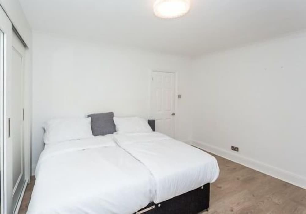 House - Sleeps7 - Garden - Parking - Station Close view 2