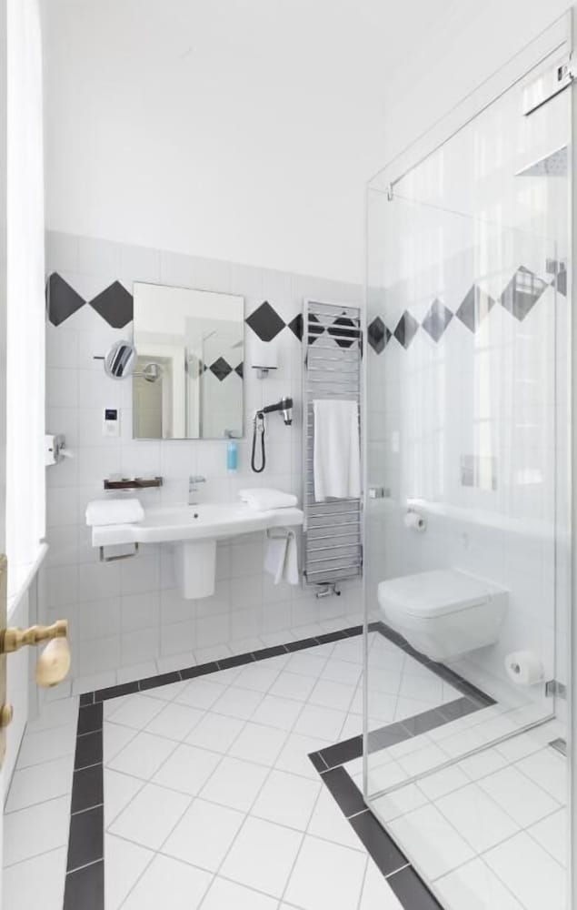 Hotel Schloss Westerholt en Herten — bathroom