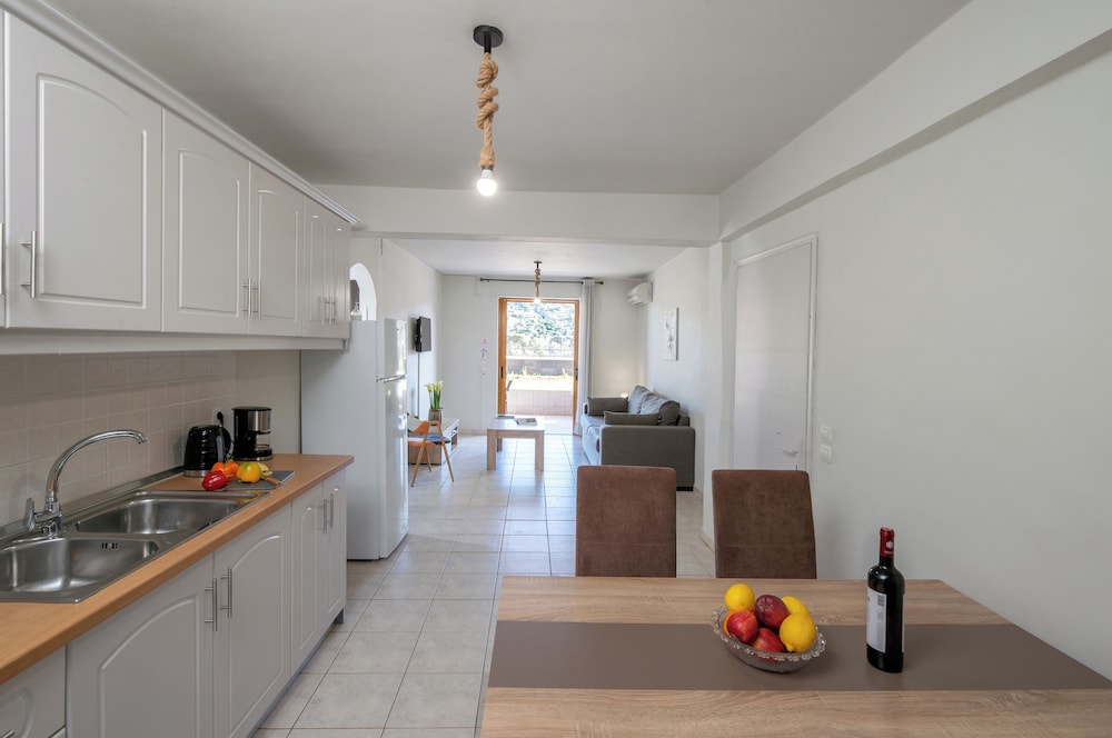 Stork Holiday Apartments - Garden & Sea View