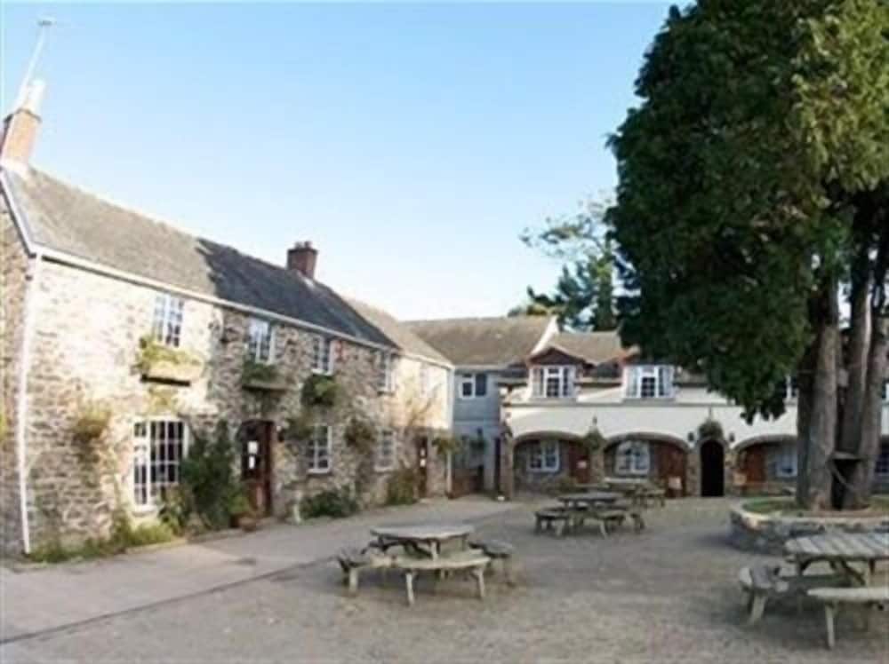 Hotel The Crooked Inn - Image 1