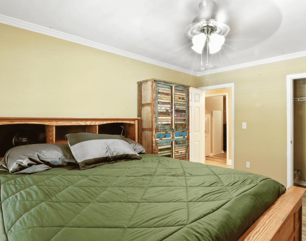 Cozy Cove Escape - Lakeside Retreat 3 Bedroom Cabin