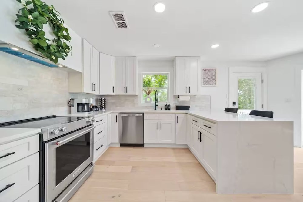 Seas & Greetings! 5BR 4BA House! Elegant Coastal Living Near the Shore