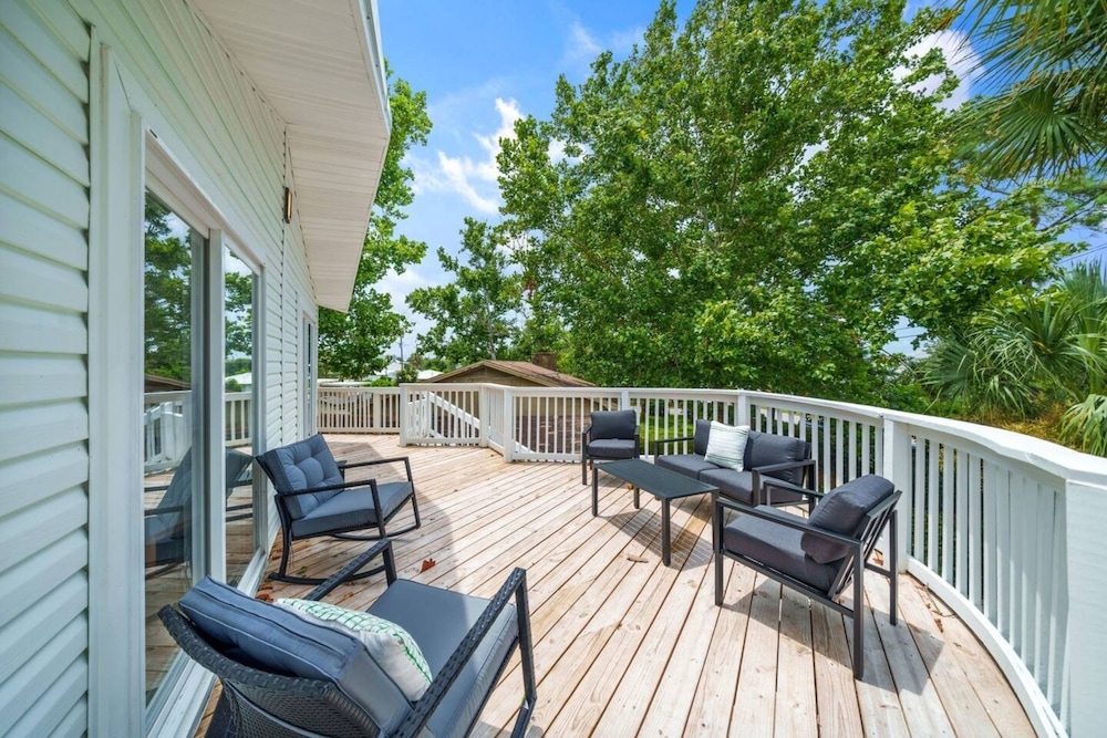 Seas & Greetings! 5BR 4BA House! Elegant Coastal Living Near the Shore