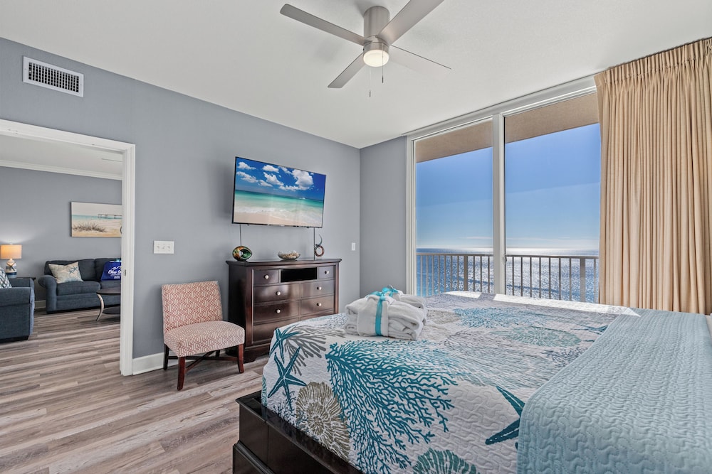 Tidewater Escape: 1br/2ba Beachfront Condo, Sleeps 6, Gulf Views & Comfort!
