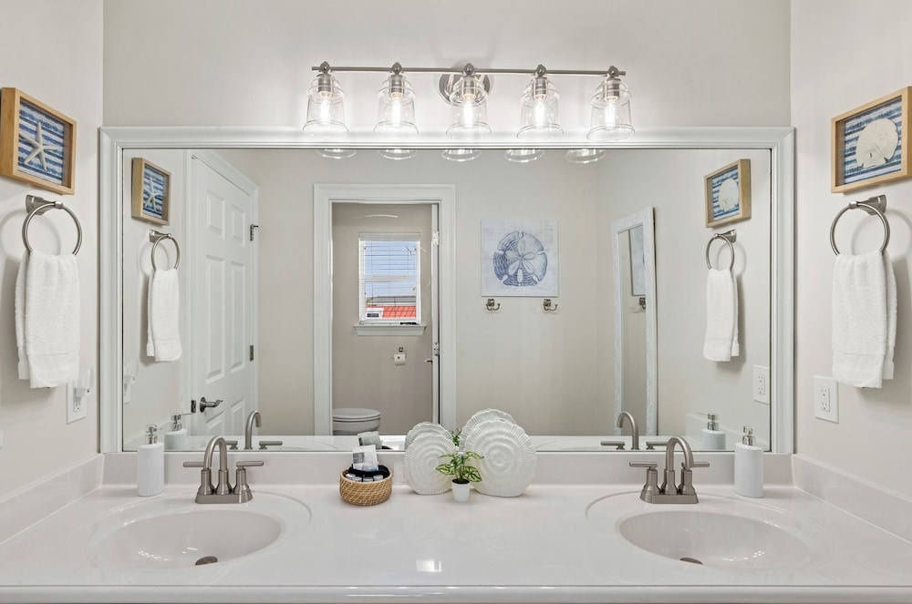 Escape to Sand Dollar Holler: Coastal Retreat, 3 Beds, 2.5 Baths, Sleeps 10!