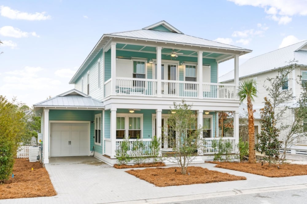 Aquamarine! Sleeps 12! Close to Community Pool! Private Beach Access!