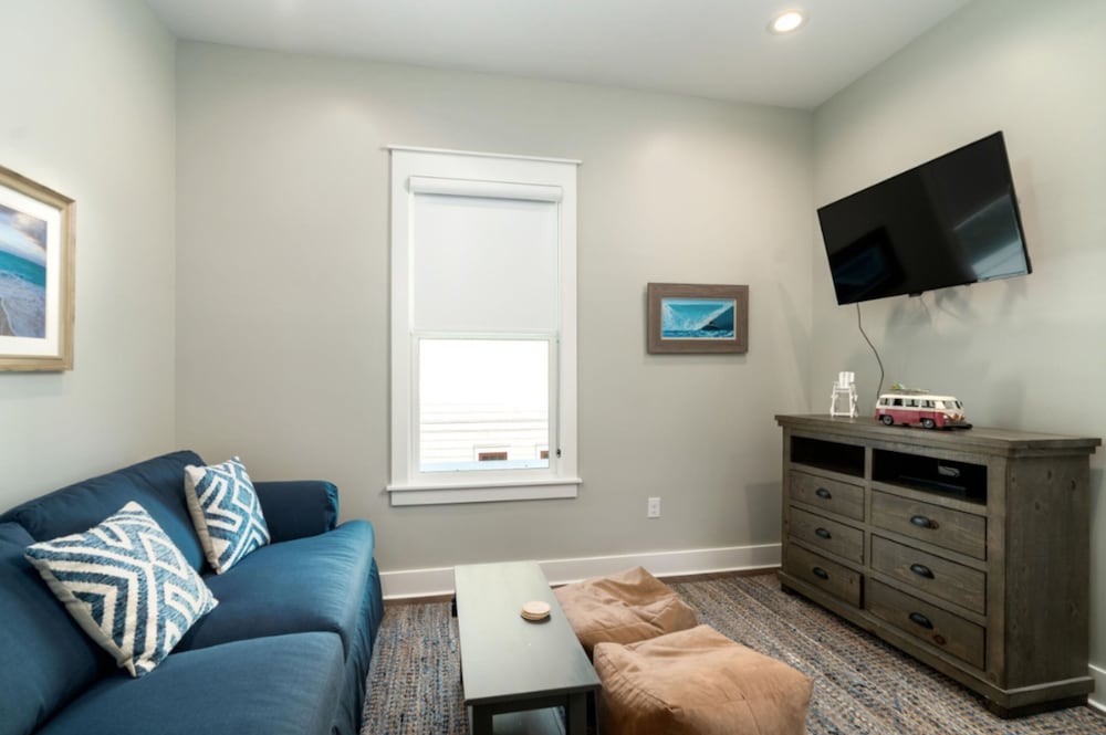 Aquamarine! Sleeps 12! Close to Community Pool! Private Beach Access!