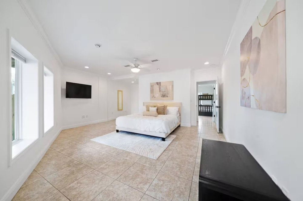 Seas & Greetings! 5BR 4BA House! Elegant Coastal Living Near the Shore