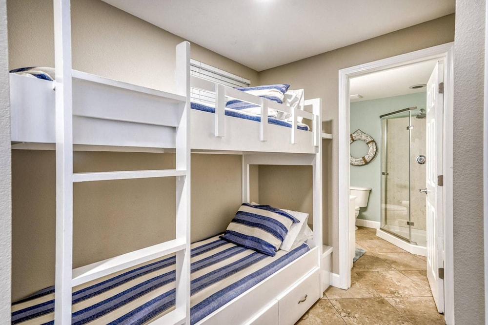 Sea Turtle Retreat! 3BR Beachfront Condo With Stunning Gulf Views Sleeps 8
