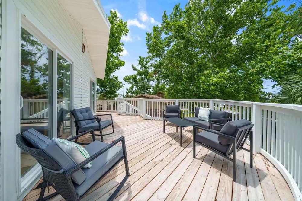 Seas & Greetings! 5BR 4BA House! Elegant Coastal Living Near the Shore