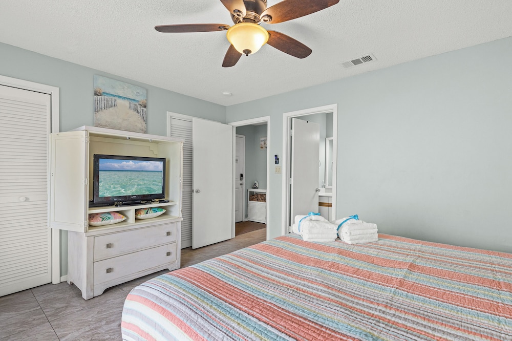 One More Round! 3BR 3BA Sleeps 10! 11 Pools! Golf Courses! Tennis Courts!