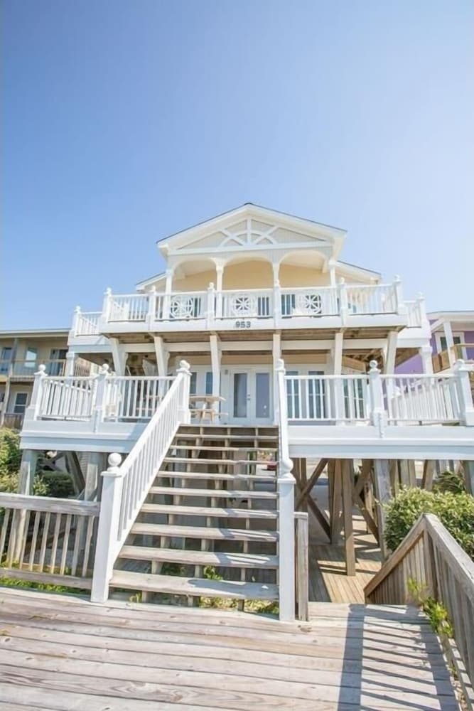 Paw-paw's Place 6 Bedroom Home by RedAwning
