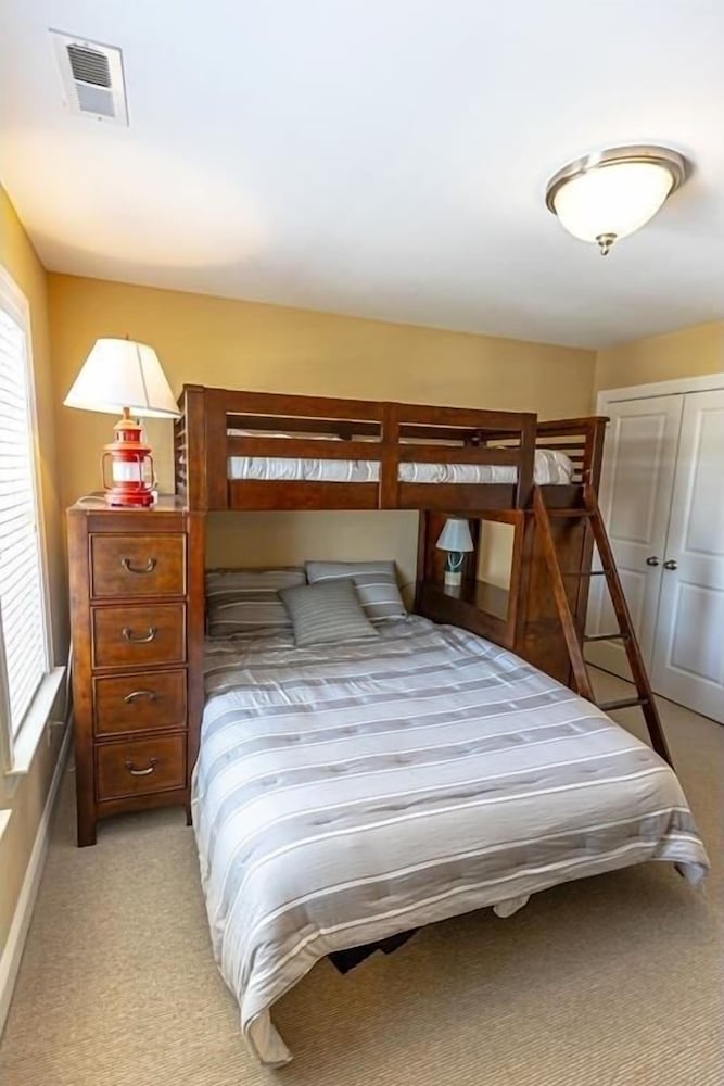 R & R By The Sea 4 Bedroom Home by RedAwning