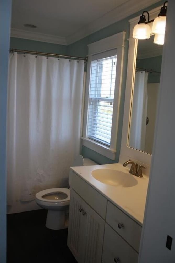 Beach Crew 4 Bedroom Home by RedAwning