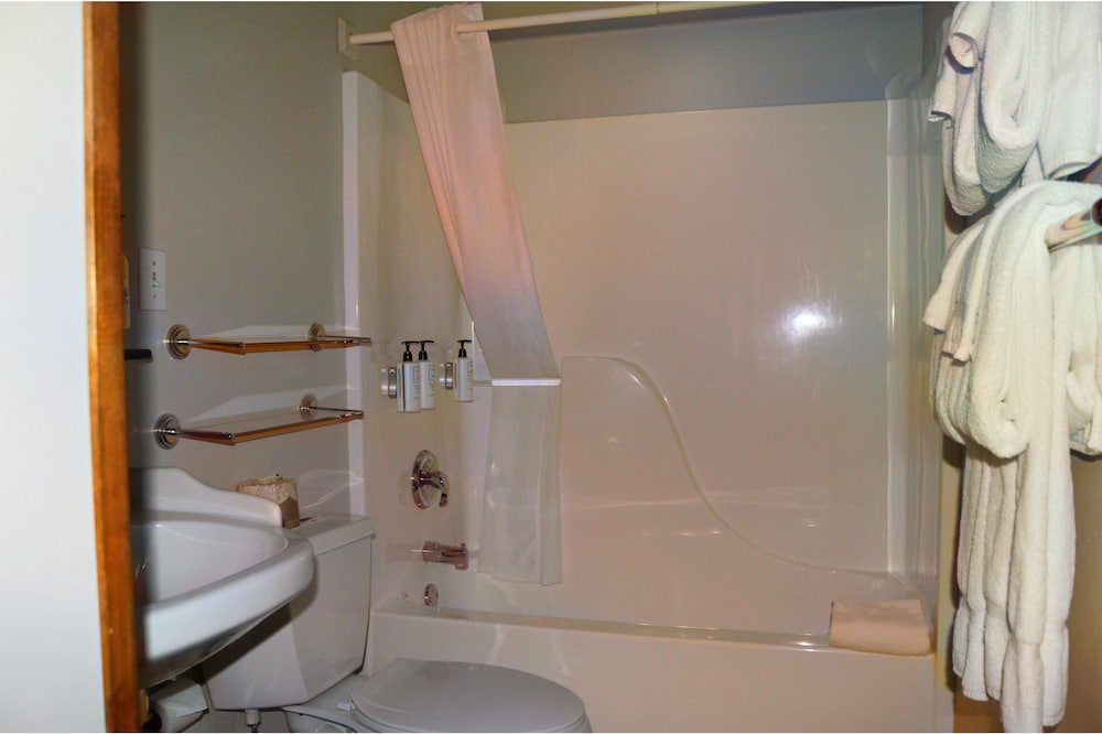 Chico Hot Springs Resort & Day Spa