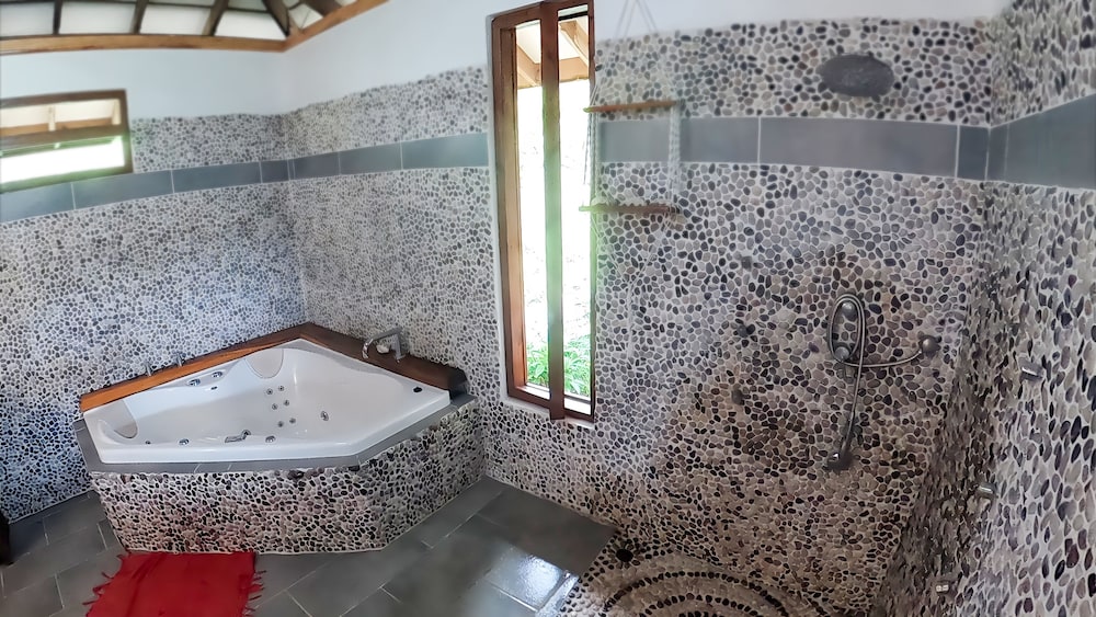 Fare Oviri Lodge