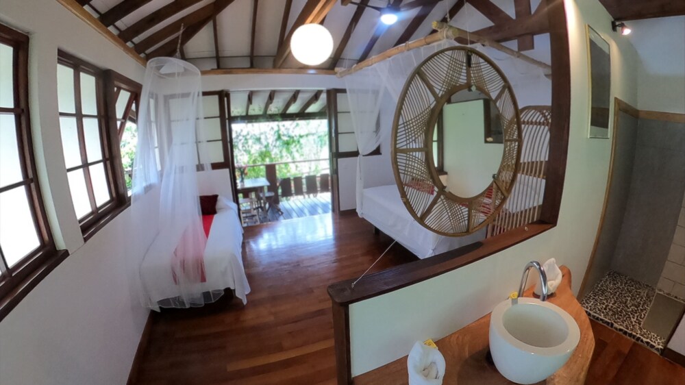 Fare Oviri Lodge