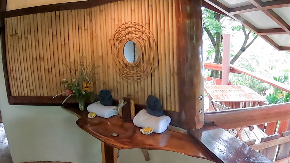 Fare Oviri Lodge