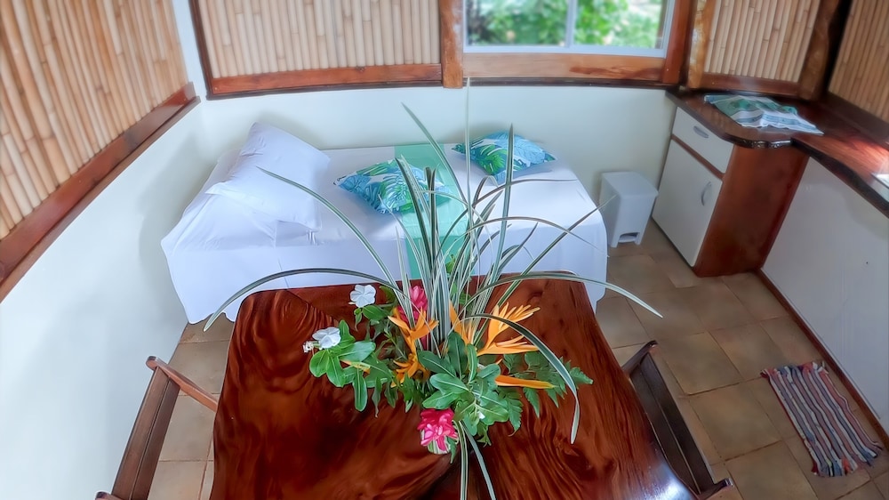 Fare Oviri Lodge
