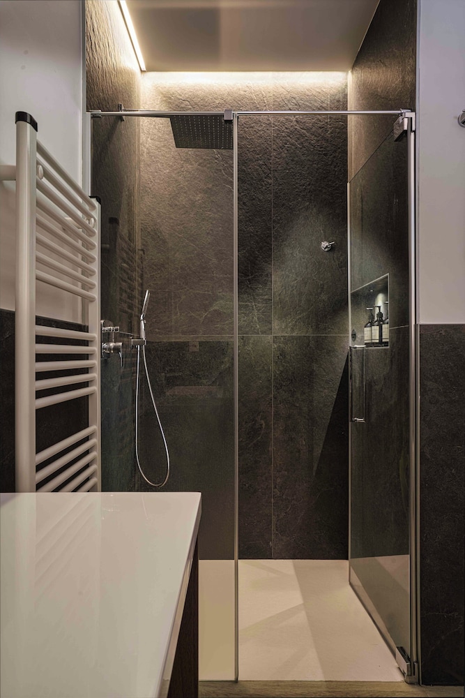 SalvatoreHomes - Pure Luxury in the Centre of Bardolino with Pool & Private Jacuzzi - Casa Olivia - a 5 Star Luxury Collection at Lake Garda